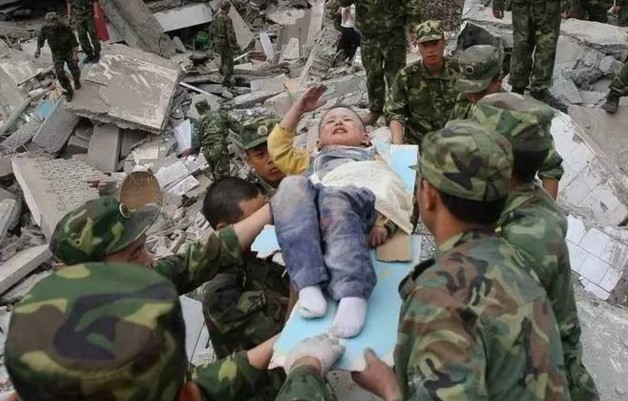 汶川地震的敬禮娃娃